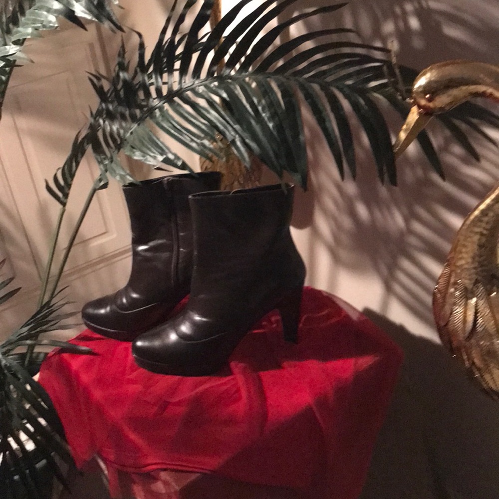 Brown size 10 ankle boots upper leather